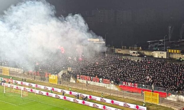 Dietro a quello striscione…