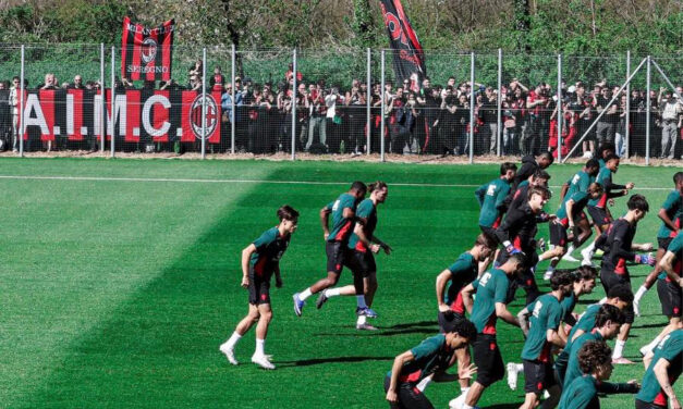 I tifosi rossoneri a Milanello per salutare la squadra prima della trasferta di Napoli